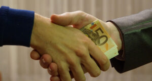 Çdo i treti qytetar ka dhënë ryshfet për të kryer ndonjë punë